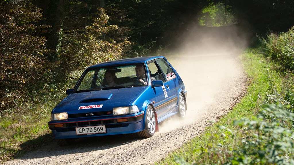 Far og datter, Kim Bach Sørensen og Freja Damgaard Sørensen fra Stenløse meldte sig i den seneste afdeling af Danmarksmesterskabet ind i medaljekapløbet med en 1. plads i Sport-klassen.
(Foto: Viggo Johansen, rallypics.dk)